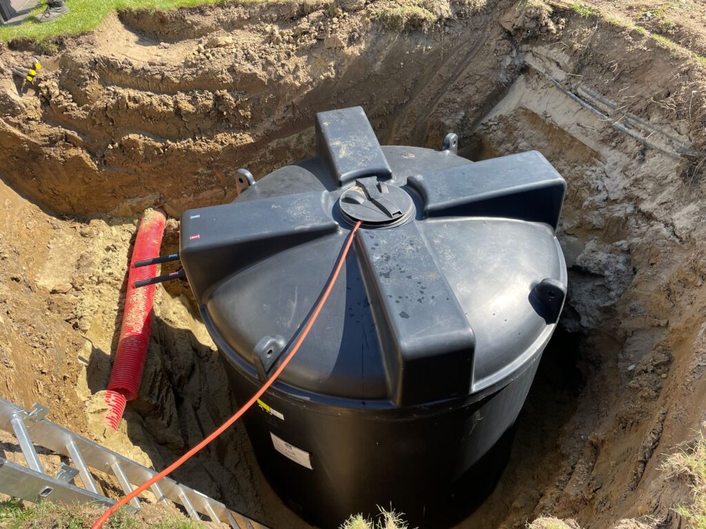 Eisspeicher während der Installation im Erdreich.