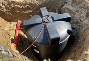 Eisspeicher während der Installation im Erdreich.