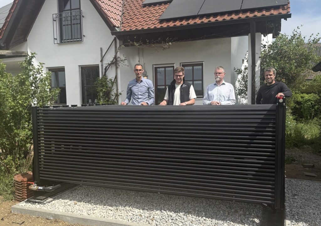 AluKol® Block vor einem Wohnhaus mit Photovoltaikanlage.