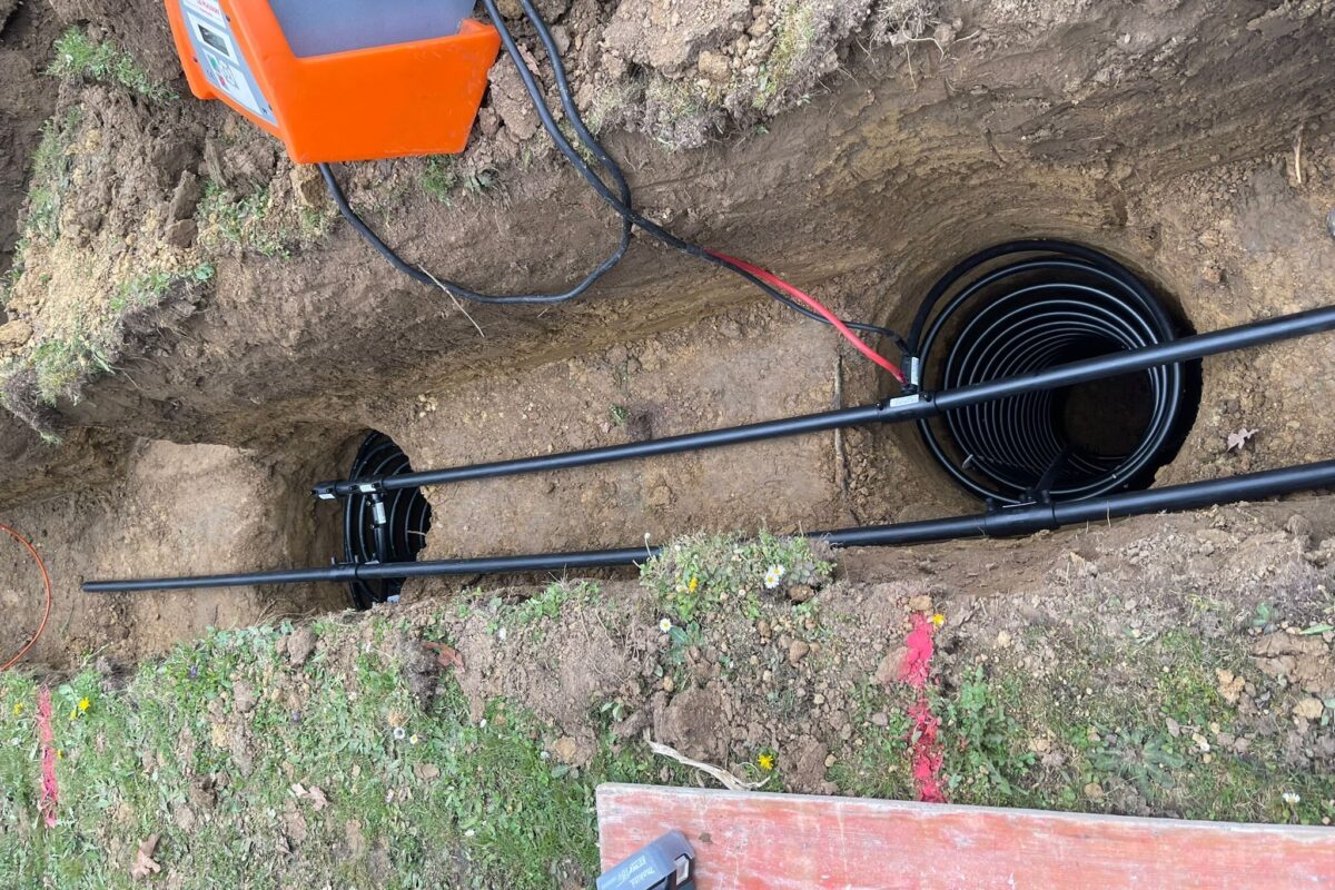 Erdverlegte Leitungen und Anschlüsse für die Anbindung eines Eisspeichersystems.